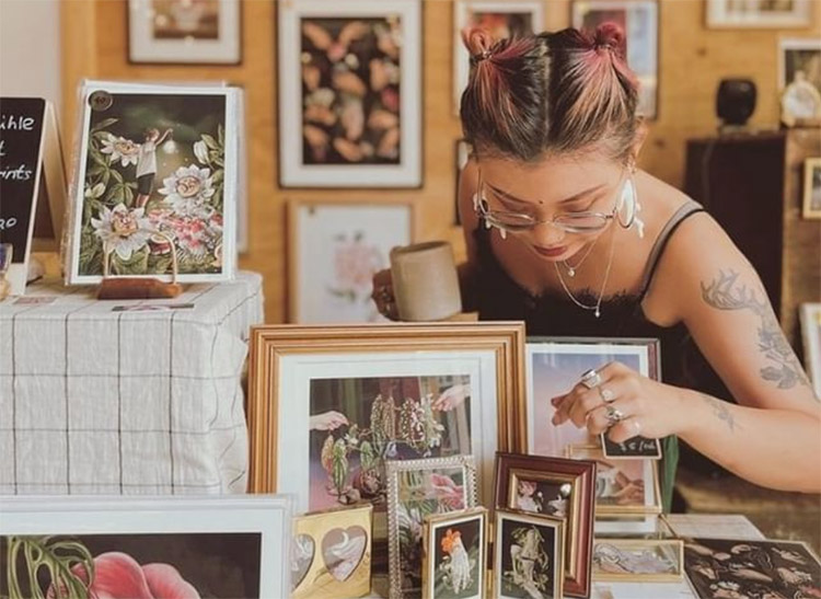 rose-street-market-artist.jpg" alt="a lady standing at her stall at rose street market